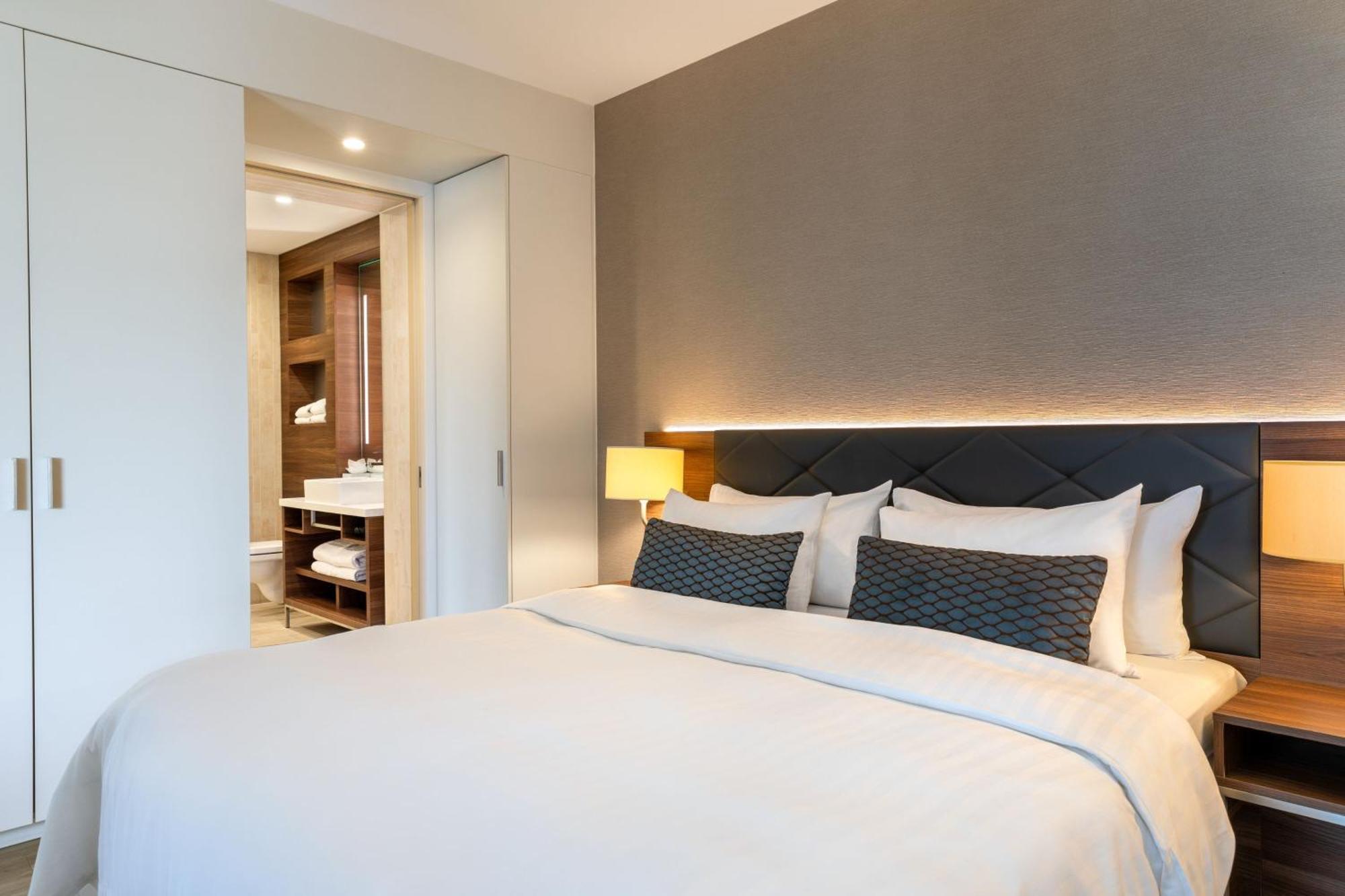 Suite de 1 dormitorio con 1 cama extragrande y sofá cama