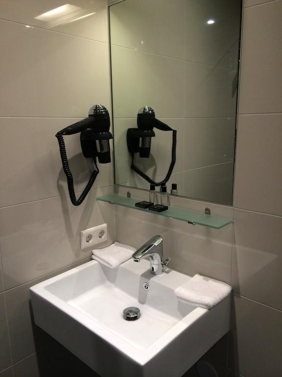 Deluxe Twin or Double Room,76922819:JPEG